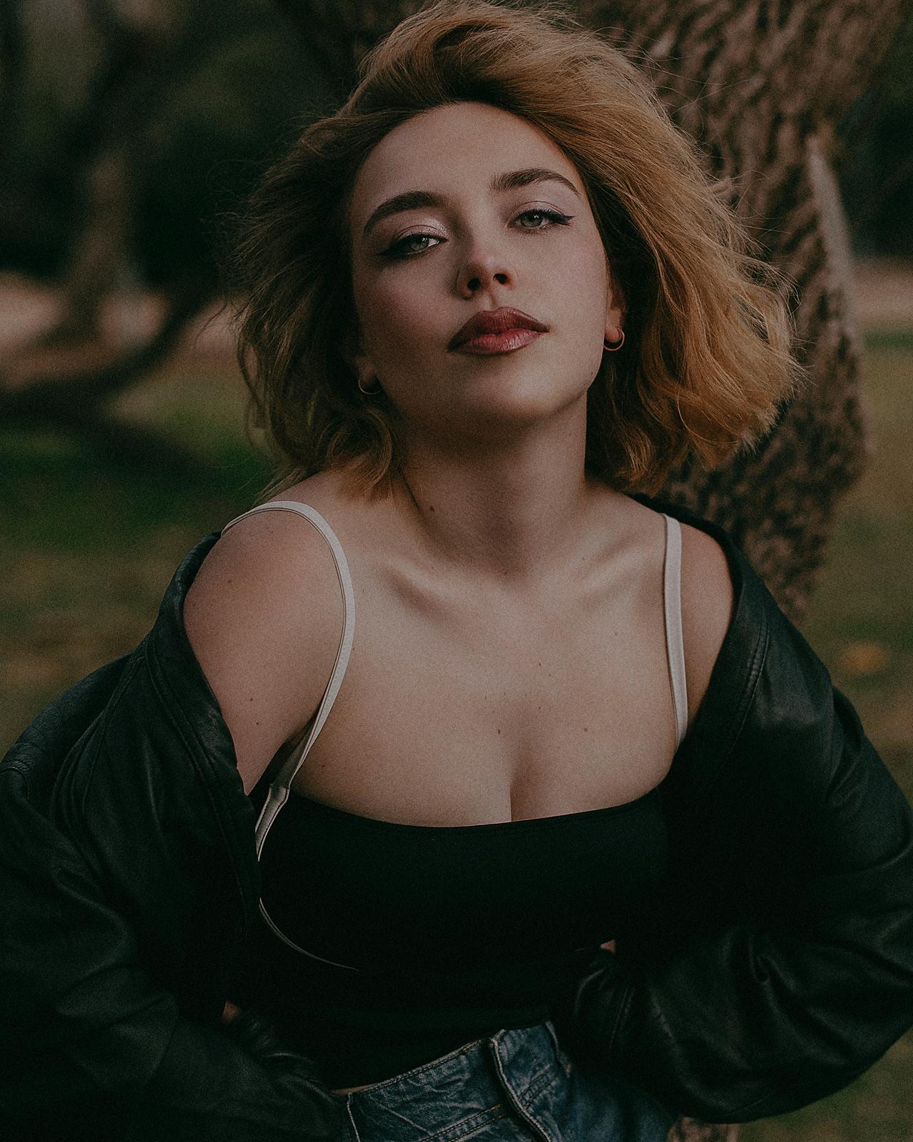 Jamie Feder performing